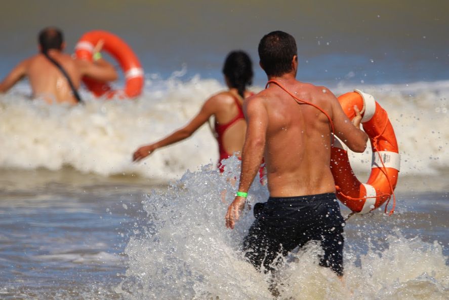 Los bañeros que cumplen funciones en Pinamar reclaman a los empeladores un aumento salarial