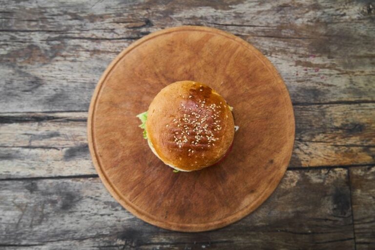 Un bar en Pilar venderá hamburguesas a $1: ¿cómo acceder a la promoción?