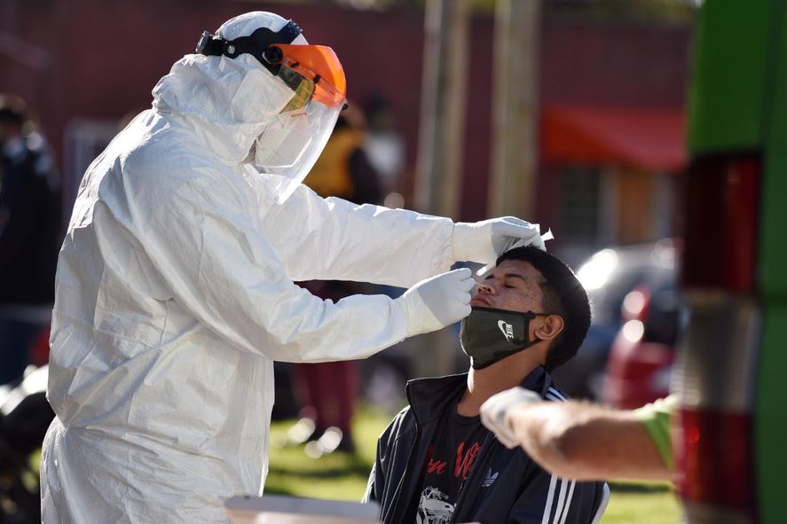 Si una persona tiene coronavirus, es importante que avise a las personas con las que estuvo en contacto desde las 48 horas previas a que inició los síntomas.