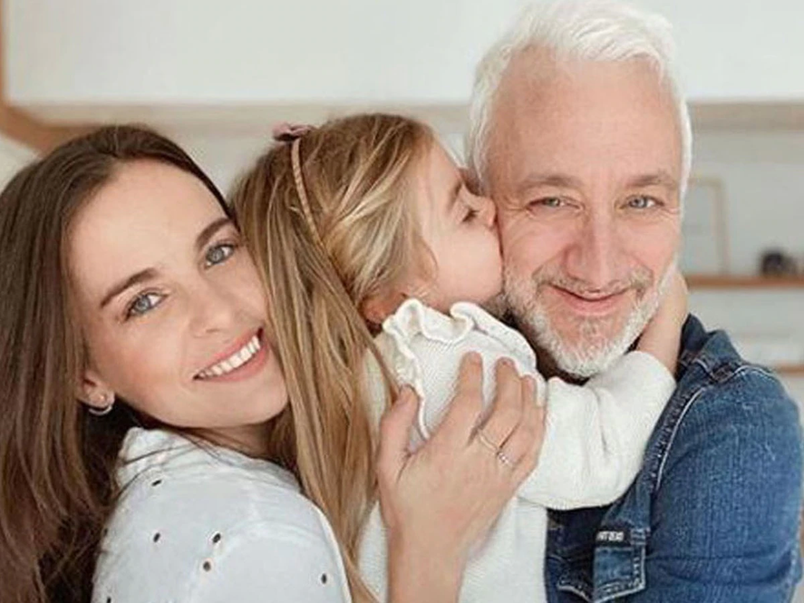  Andy Kusnetzoff junto a Florencia y su hija Helena 