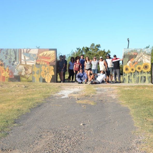 Después de cuatro días de trabajo, la familia de Pablo, Adolfo y los muralistas posan junto al mural finalizado. Foto: gentileza @martinzinclairarte.
