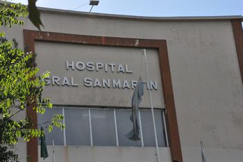 El delincuente de 20 años, detenido mientras robaba luminarias en el Hospital San Martín de La Plata, había recuperado la libertad por otro delito, horas antes de volver a ser detenido