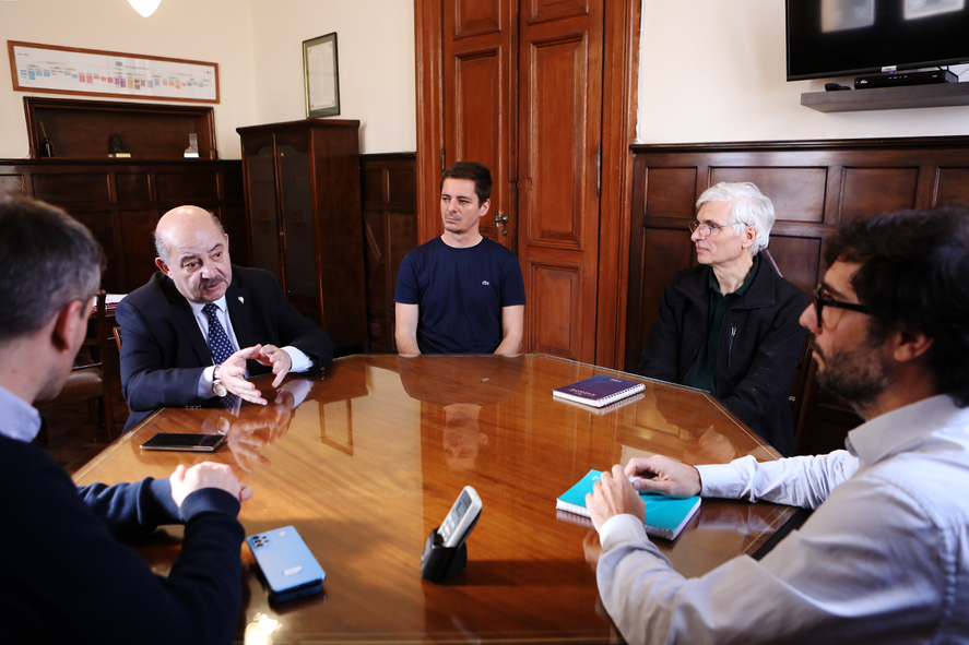 El vicepresidente de la Universidad Nacional de La Plata, Fernando Tauber, mantuvo este mediodía un encuentro con el gerente de Planeamiento Estratégico y Desarrollo de Negocios de YPF Luz, Patricio Cipollone, para avanzar con las gestiones del proyecto de instalación del Parque Solar Universitario. De la reunión también participaron el decano de la Facultad de Ingeniería, Marcos Actis y el coordinador de esta iniciativa, Nicolás Bardella.