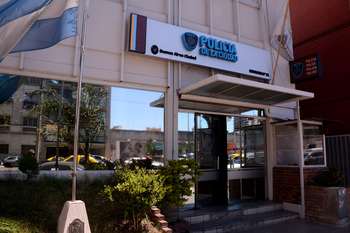 insolito: dos presos se fugaron por la puerta principal de una comisaria de recoleta