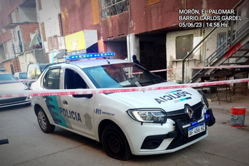 insolito: se tiroteo con la policia, les robo el patrullero y huyo