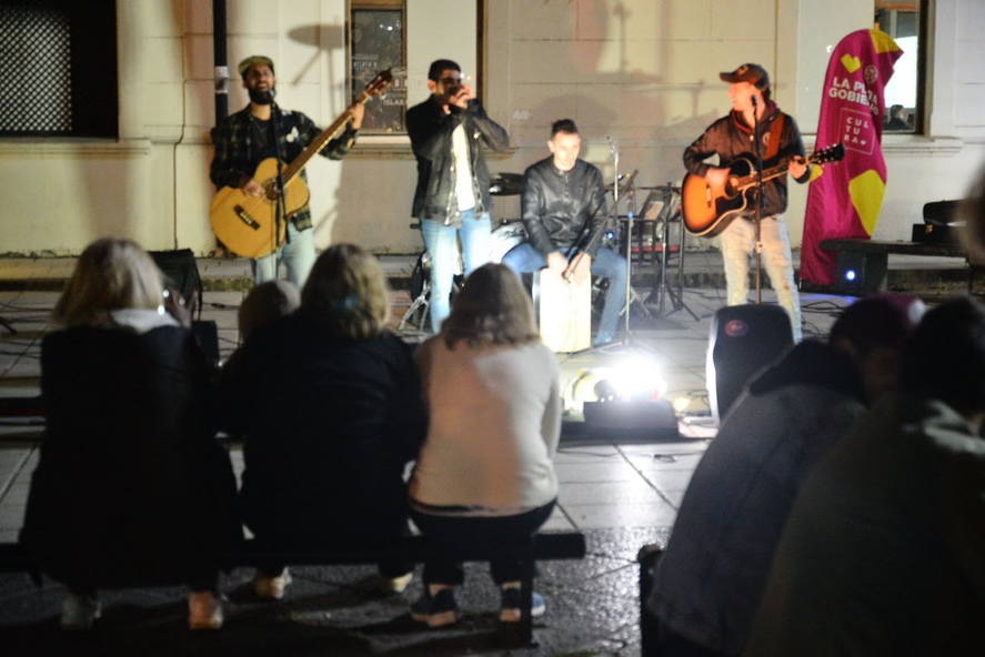 Música en el Centro Cultural de Plaza Malvinas.