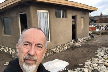 El juez Mario Juliano va a correr 280 km para ayudar a una familia sin casa.