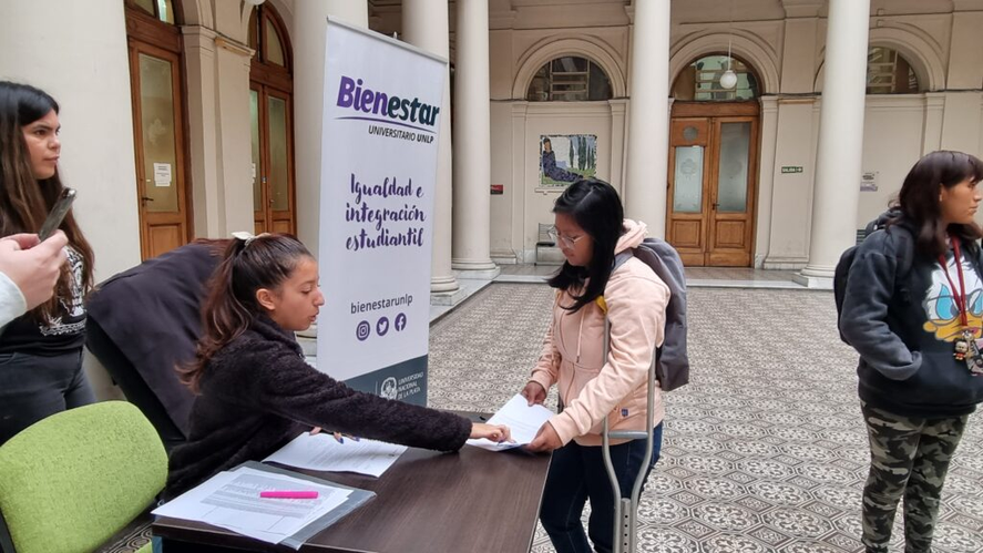 La entrega tuvo lugar en el patio del Rectorado de la UNLP.