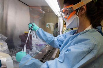 AstraZeneca frenó las pruebas de la vacuna de Oxford