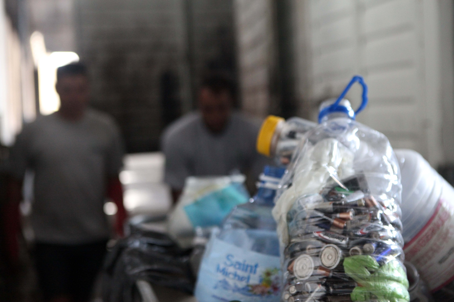 Las baterías o pilas arrojadas a la basura con otros residuos caseros contaminan el agua, suelo, aire y organismos vivos, por lo que es mejor reciclar.