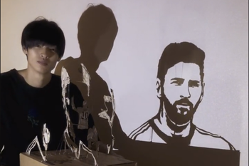 Mirá el increíble video viral del artista que retrata a Messi con cartón.