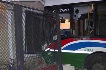 villa lugano: impactante doble accidente de un colectivo