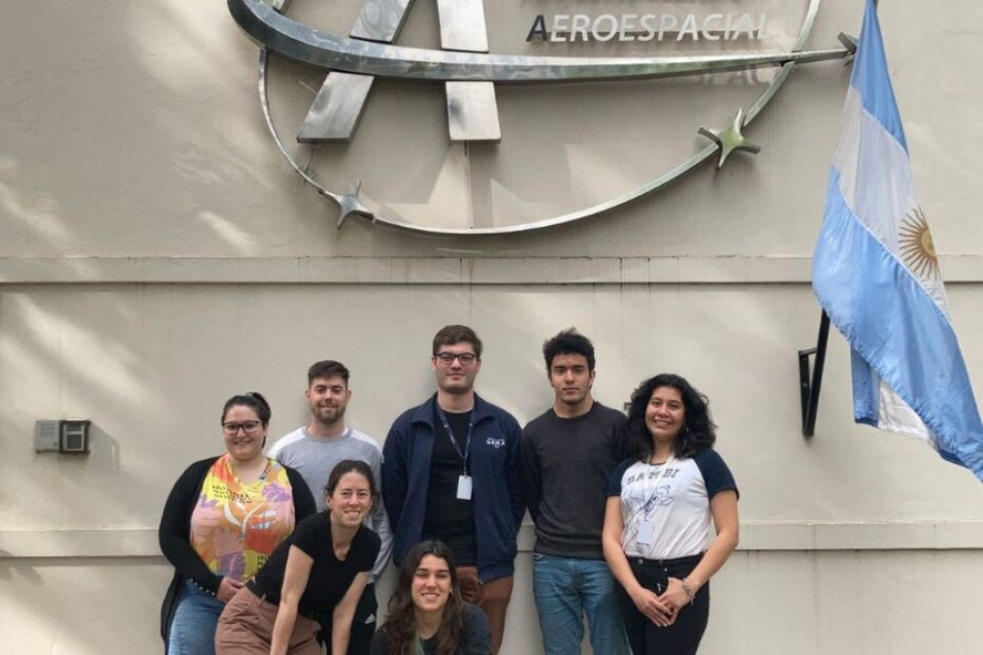 Ingenieros, estudiantes y becarios del Centro tecnológico Aeroespacial (CTA), de la facultad de Ingeniería de la UNLP, desarrollaron un dispositivo que será capaz de efectuar una medición cuantitativa in situ de la densidad atmosférica, considerando todos los efectos y fenómenos presentes en altitudes entre 340 a 450 km.