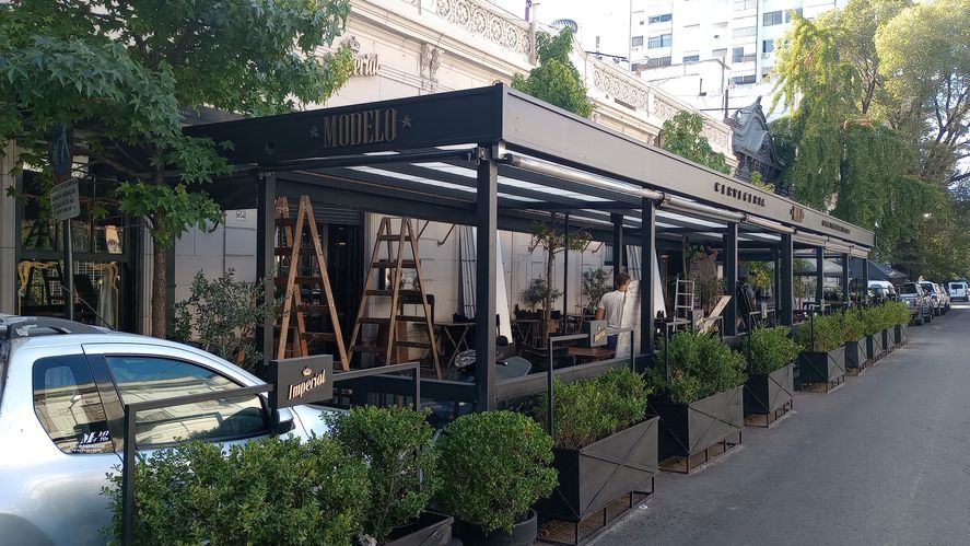 Uno de los principales espacios gastronómicos comenzó a desmantelar los decks.