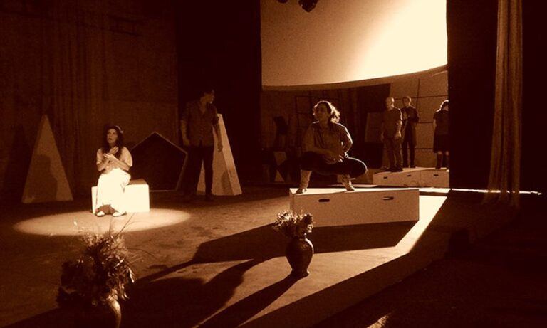 Fuego, gente y muerte: El Festival presenta una obra que nació como expresión del 2001
