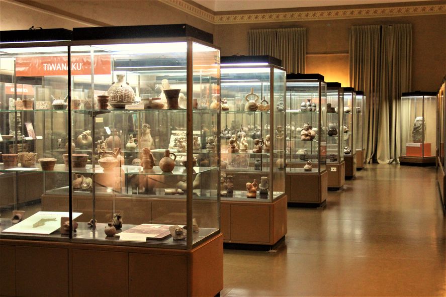 Las colecciones de Arqueología peruana que se exhiben en la sala corresponden a las culturas Nazca, Moche, Chimú, Chancay e Inca.