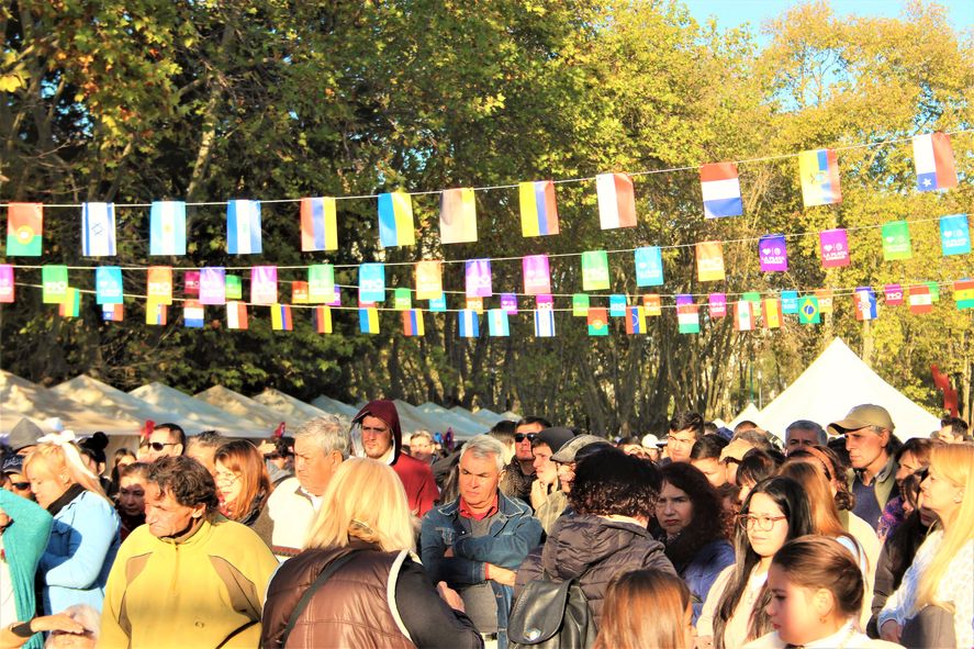 El buen clima favoreció a que miles de personas se acercaran a la plaza Islas Malvinas El buen clima favoreció a que miles de personas se acercaran a la plaza Islas Malvinas