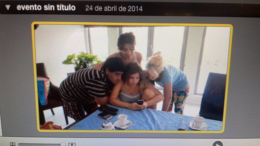 Diego, Gianinna, Dalma y Claudia Villafañe revisando algún contenido de un celular en 2014