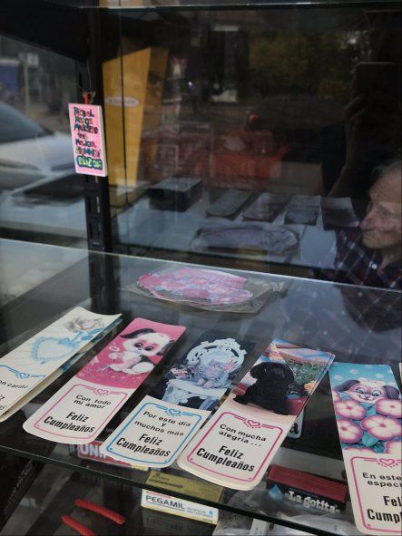 Viejos marcadores para libros con motivos de cumpleaños en El Kiosco Andrea de Punta Alta, que mágicamente logra sobrevivir al paso del tiempo 