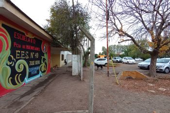 Por múltiples accidentes viales, escuela de Los Hornos pide semáforo o reductores de velocidad.