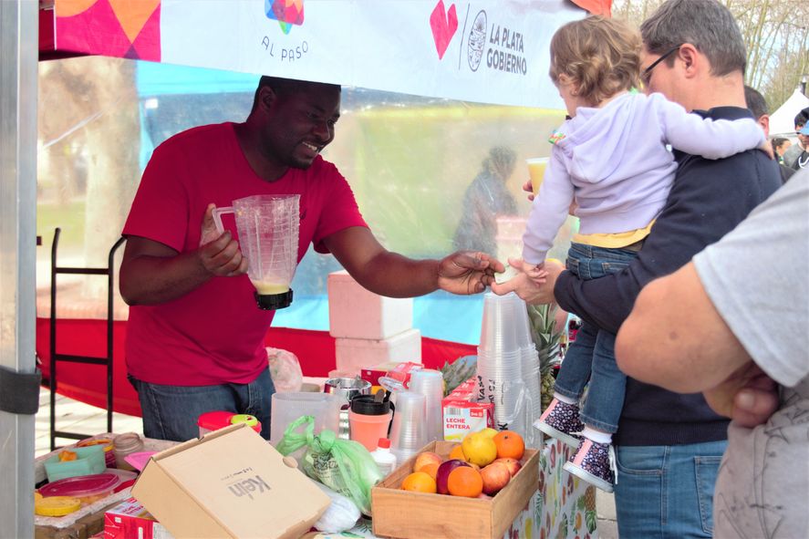 Gastronomía en el corredor de la plaza con dulces, licuados y también preparados rápidos