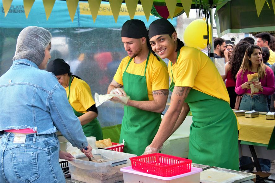 Los puestos gastronómicos respondieron a la alta demanda que tuvo la jornada 
