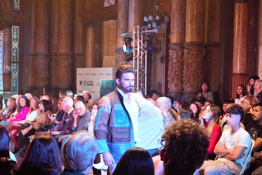 Desfile en el salón Dorado del Palacio Municipal 