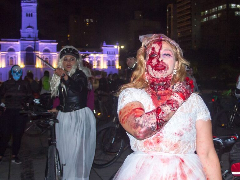 Disfrazados y en bici a ‘La Repu’: Así se vivió Halloween en La Plata