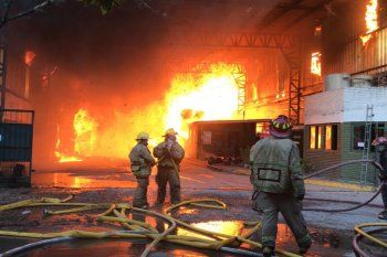 Gran incendio en una papelera en Don Torcuato. Imágen: Javier Díaz