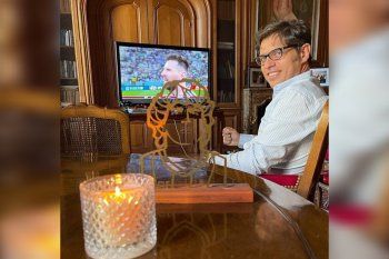 Vela y estatuilla de Maradona, así siguió Axel Kicillof el partido de la Selección Argentina.