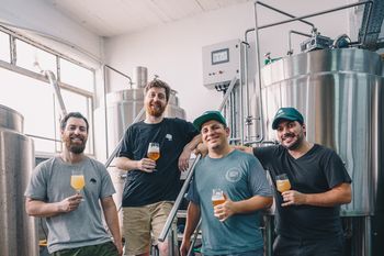 Tincho y Quique Sadous, Rulo Bustillo y Ruso Zavala, creadores de Jabalina, la mejor cervecería del país. 