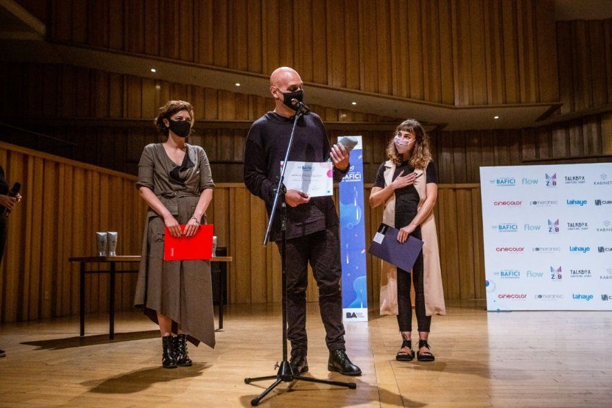 Javier Van de Couter recibe el Gran Premio de la Competencia Argentina del BAFICI 2021. Foto: @implosion.pelicula.