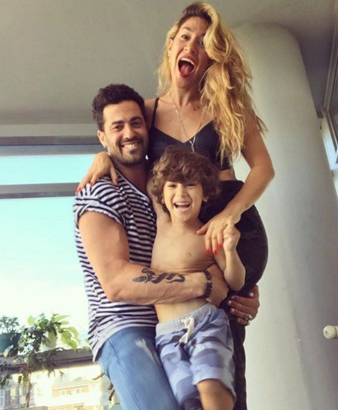 Jimena Barón junto a su hijo Momo y Mauro Caiazza.