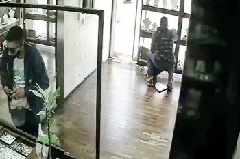 Los dos ladrones en acción en la joyería de City Bell