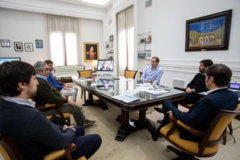 El gobernador y el ministroi de Salud de la Provincia, Axel Kicillof y Nicolás Kreplak, en una de las pocas postales en la misma mesa con el intendente de La Plata, Julio Garro. Ahora hubo dardos por el uso del barbijo
