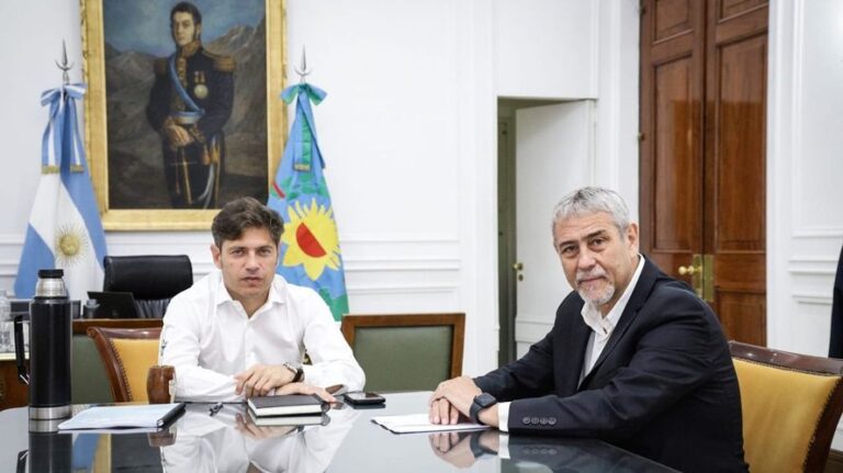 Axel Kicillof escucha y anota los pedidos de obras y fondos de los intendentes