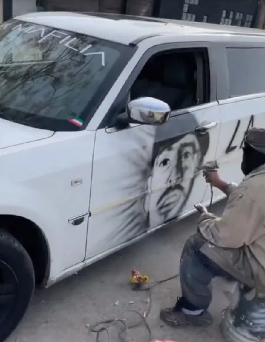 L-Gante pintó con aerosol su limusina para despedir a su amigo El Noba.