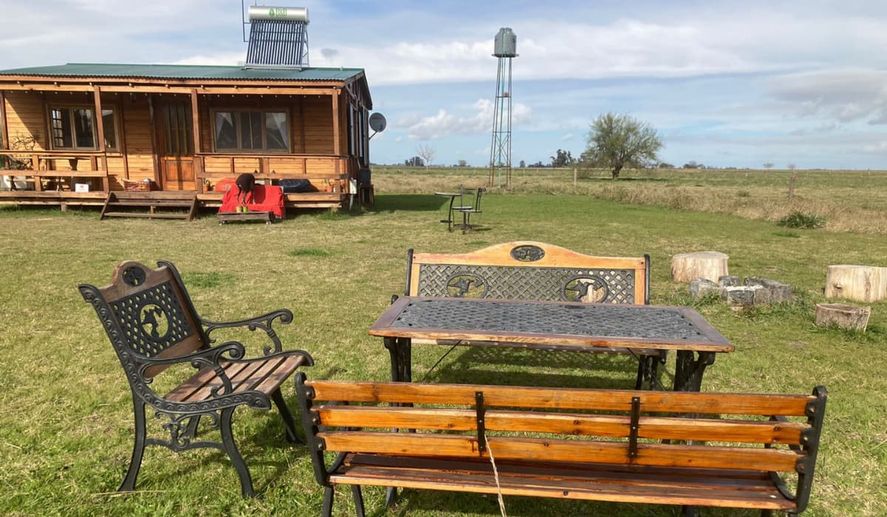 La cabaña cuenta con un parquecito propio con fogonero, hamaca paraguaya, pérgola y un espacio para comer.