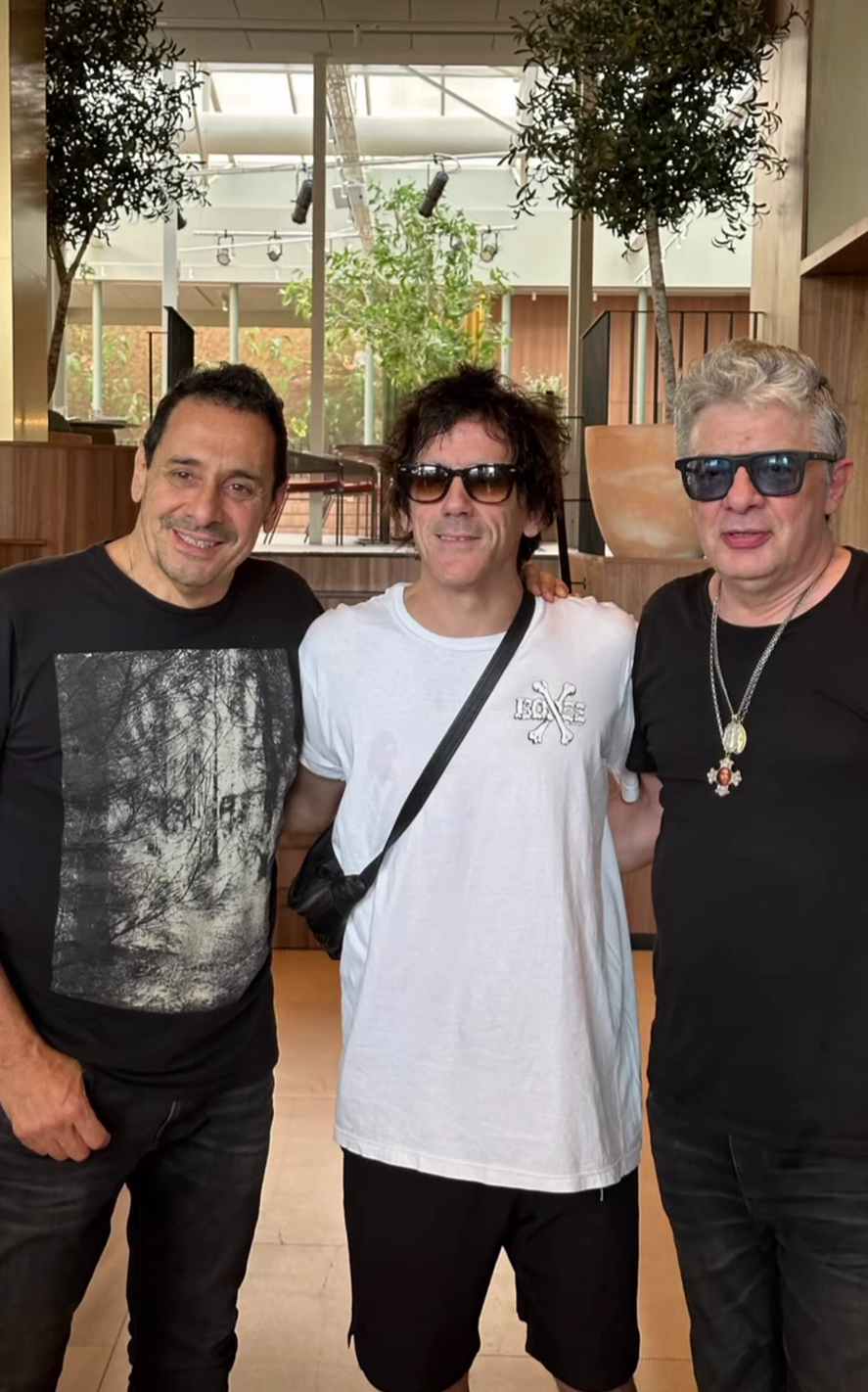 La foto rockera del día: Ricardo Mollo (Divididos), Facundo Soto (Guasones) y Juanse, recien llegados a Madrid para participar del Dale Argentina Fest! y seguir con sus respectivas giras europeas. 