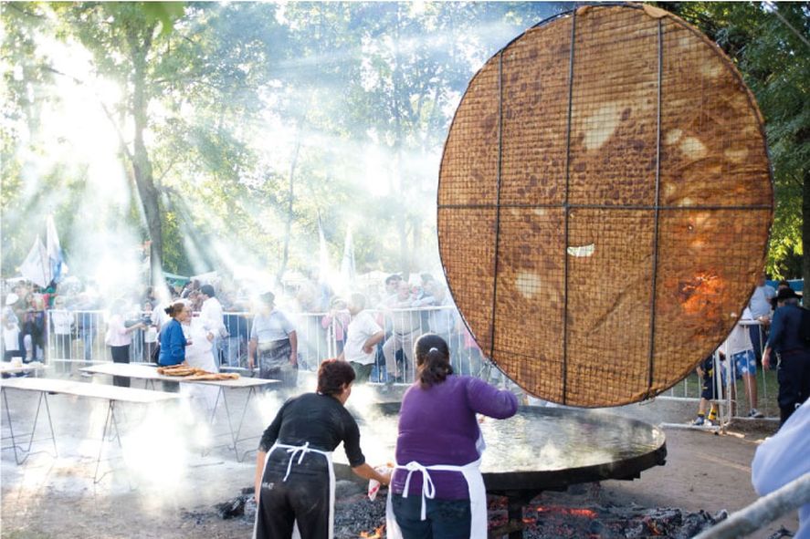 La Fiesta de la Torta Frita de Mercedes se realiza cada mes de abril.