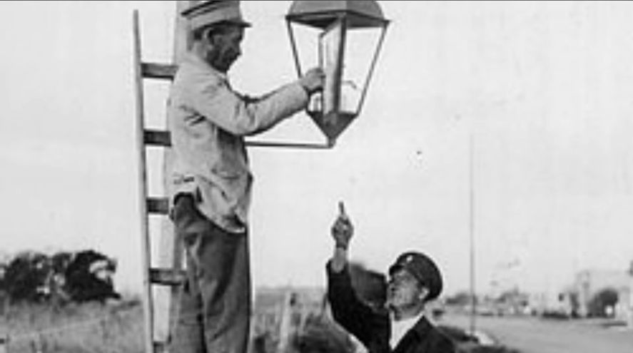 La iluminación con un sistema eléctrico tuvo en La Plata a su primera ciudad en experimentarlo en Sudamérica el 27 de abril de 1886 