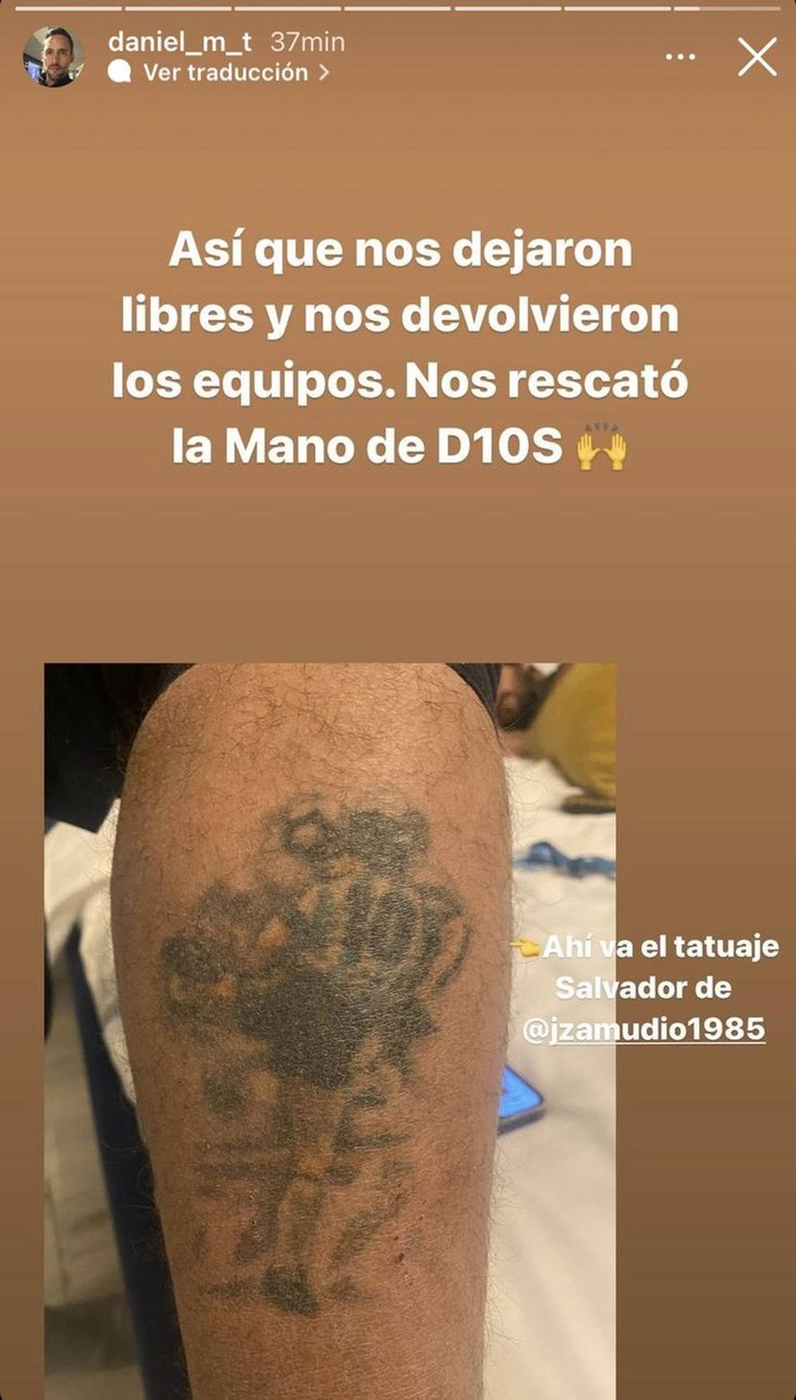 La imagen del tatuaje de Diego Maradona en la pantorrilla del camarógrafo argentino Zamudio que mostró el periodista chileno en sus redes sociales 