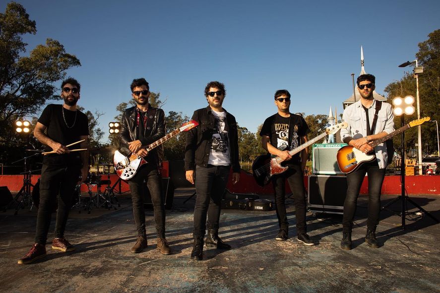 La Medianera esta formada por Esteban Handula en la voz, Manuel Acosta en guitarra, Pablo Landa en guitarra, Manuel Panizza en Bajo y Martín Blanco en batería.