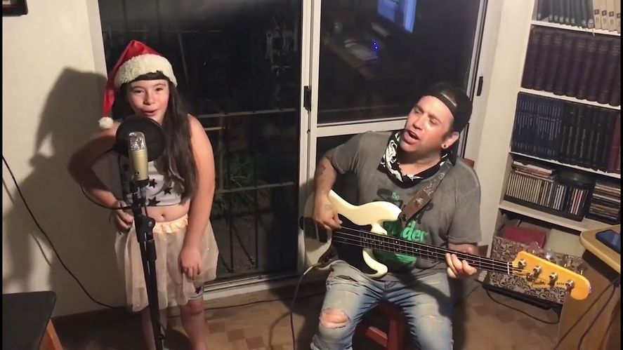 La pequeña hija del Pity Álvarez cantó "Reggae para Mirtha", junto al bajista  Jorge Rossi.