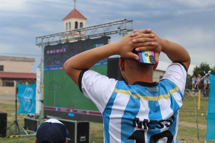 Los vecinos de San Vicente, San Fernando y 25 de Mayo podrán ver el partido de Argentina contra Australia en pantalla gigante. 