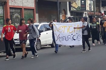 cuestionan el suicidio de un albanil en una comisaria