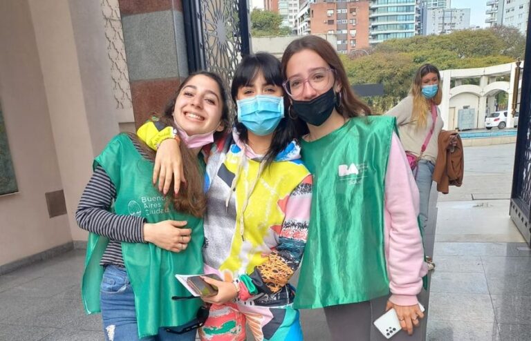 Lali Espósito se fue a vacunar y la atendió una fan: “Menos mal que no renuncié a este laburo”