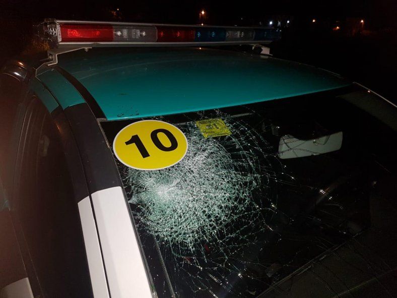 Los moviles municipales fueron atacados a piedrazos tras desactivar dos fiestas clandestinas.