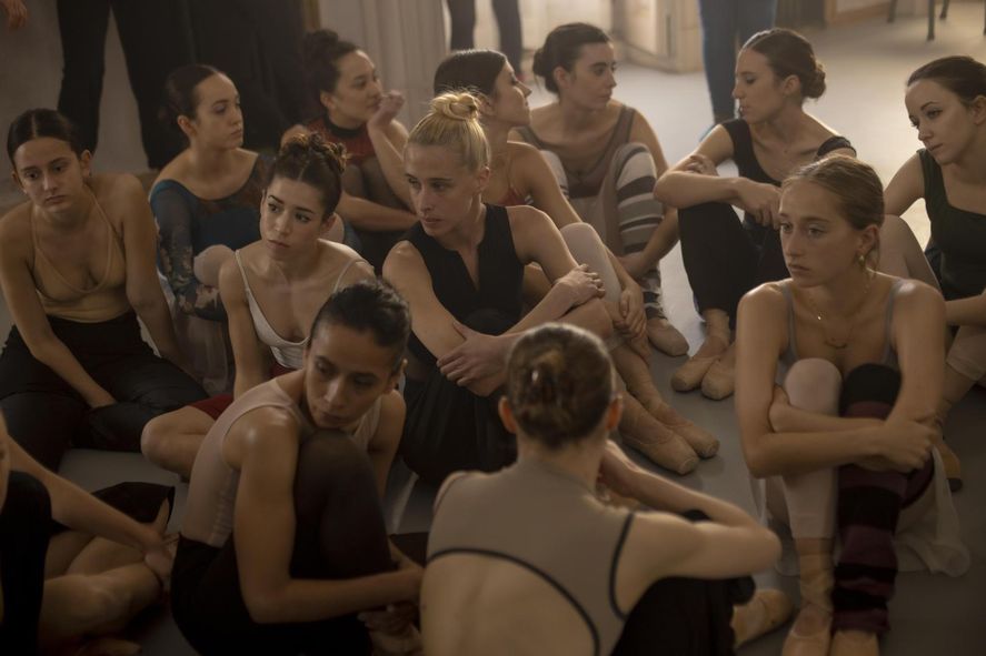 Se trata de una serie dramática española, dirigida y escrita por Jota Linares que estrenó esta semana a Netflix.