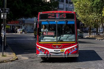 Desde la UTA habían ratificado el paro de colectivos que comenzaría este martes a las 22 horas y afectaría a todo el AMBA, pero quedó sin efecto.Desde la UTA sostuvieron que al Gobierno parece que le importara poco un paro 